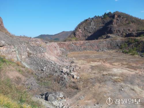 삼척시 신기면 안의리 석회석 채광 뒤 모습