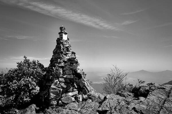 서석장 작 '산 정상의 돌탑'. /서석장
