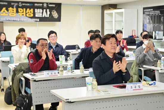 전국 지자체 최초 초소형 위성 '진주샛-1B' 가 미국 캘리포니아주 반덴버그 우주군 기지에서 발사되는 모습을 지켜보고 있는 조규일 진주시장 및 관계자들.
