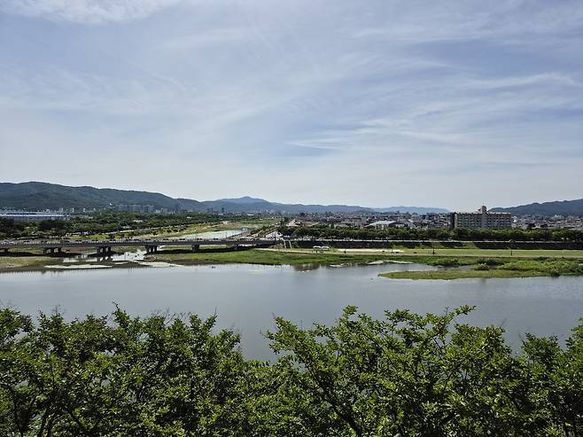 누각 마루에 서니 경주 시내가 한눈에 담긴다. 크고 작은 지붕들이 어깨를 맞대고, 사이사이 불국사와 대릉원, 황룡사지, 황성공원 같은 옛터가 점처럼 흩어져 있다.