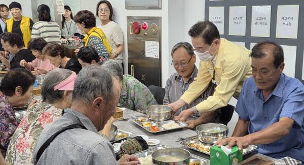 최기문 시장이 23일 윤성모닝타운 '복날 사랑의 삼계탕 나눔' 현장을 찾아 어르신들에게 삼계탕을 나눠드리며 건강을 기원하고 있다. 권오석 기자