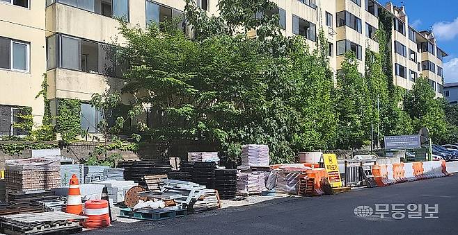폐아파트 단지와 맞닿아 있는 광산구청 대형 공용차량 차고지, 공사 자재들이 놓여 있는 것은 물론, 단지로 침입할 수 있는 뒷문과 개구멍 등이 있었다.