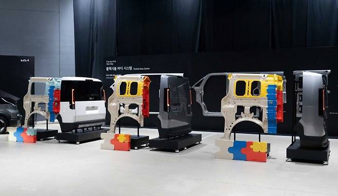 기아가 PV5 테크데이를 개최하며 핵심 기술을 공개했다. 사진은 PV5핵심 기술 중 하나인 전시된 폴렉서블 바디 기술로 차량의 바디가 전시됐다. 사진=기아