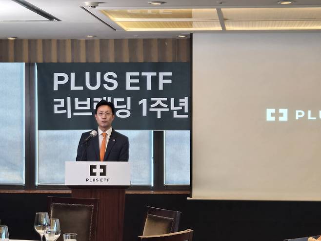 최영진 한화자산운용 최고마케팅책임자(CMO·전무)가 23일 오전 서울 여의도 63빌딩에서 열린 'PLUS ETF(상장지수펀드) 리브랜딩 1주년 기자간담회'에서 발표하고 있다./사진=송재민 makmin@