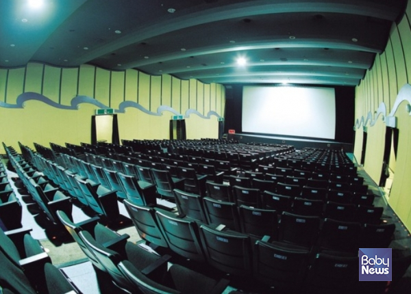 문화체육관광부(장관 유인촌, 이하 문체부)는 영화진흥위원회(위원장 한상준, 이하 영진위)와 함께 오는 25일 오전 10시부터 영화관 입장권 6000원 할인권 총 450만 장을 배포한다. ⓒ베이비뉴스