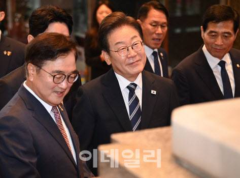 이재명 대통령이 지난달 26일 국회에서 열린 추가경정예산안 시정연설을 위해 들어서며 우원식 국회의장과 세종대왕 동상을 살펴보고 있다. (사진=방인권 기자)