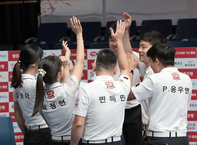 프로당구 하림 선수들이 팀리그 첫 경기에 앞서 함께 화이팅을 외치고 있다. 사진=PBA