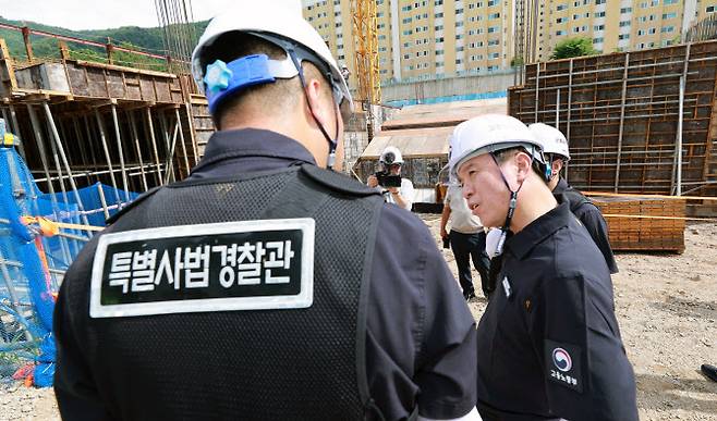 김영훈(오른쪽) 고용노동부 장관이 지난 22일 경기도 남양주시 건설공사 현장을 방문해 건설노동자들의 안전실태를 점검하고 있다.(사진=고용노동부)
