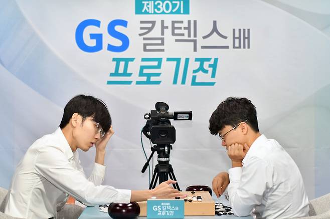 국후 복기하고 있는 신진서 9단(왼쪽)과 안성준 9단.(사진 한국기원 제공)