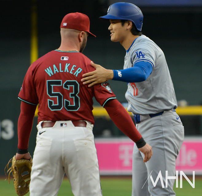 (애리조나 시절의 워커(왼쪽)와 LA 다저스 오타니 쇼헤이가 1루에서 만나 인사를 나누고 있다)