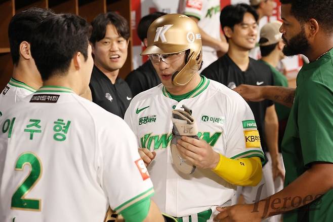 지난 22일 경기 덕아웃에서 동료들의 축하를 받는 키움 히어로즈 임지열.