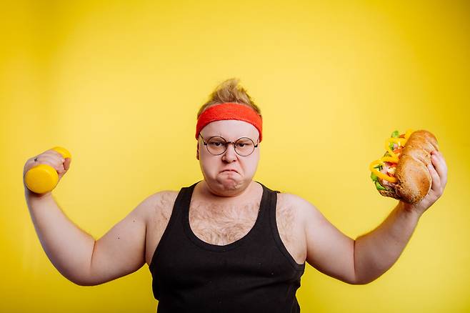 운동을 하더라도 정크푸드를 먹고 싶은 대로 마구 먹으면 체중 감량은 커녕 내장 지방이 증가할 수 있다. [사진=게티이미지뱅크]