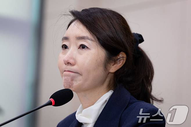 강선우 여성가족부 장관 후보자가 지난 14일 서울 여의도 국회에서 열린 인사청문회에 출석해 의원 질의를 경청하고 굳은 표정을 짓고 있다. 2025.7.14/뉴스1 ⓒ News1 유승관 기자