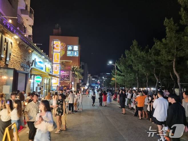 '섶세권' 'MZ 성지'로 불린 양양군 인구해변의 여름밤 모습.(뉴스1 DB)
