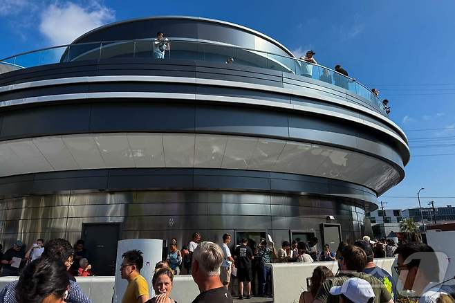 21일(현지시간) 미국 캘리포니아주 로스앤젤레스 할리우드 지역의 산타모니카 블러버드에서 테슬라 다이너가 개장하면서 시민들이 줄을 서서 입장을 기다리고 있다. 2025.07.21.ⓒ AFP=뉴스1