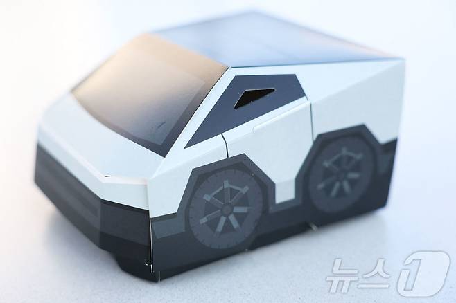 21일(현지시간) 테슬라 다이너에서 판매하는 테슬라 버거가 담긴 사이버트럭 디자인의 포장 박스.2025.07.21. ⓒ AFP=뉴스1