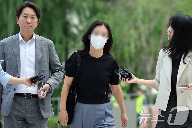 '김건희 집사' 김예성 씨의 아내 정 모 씨가 23일 서울 종로구 김건희 특검팀(특별검사 민중기)으로 소환 조사에 출석하고 있다. 2025.7.23/뉴스1 ⓒ News1 박정호 기자