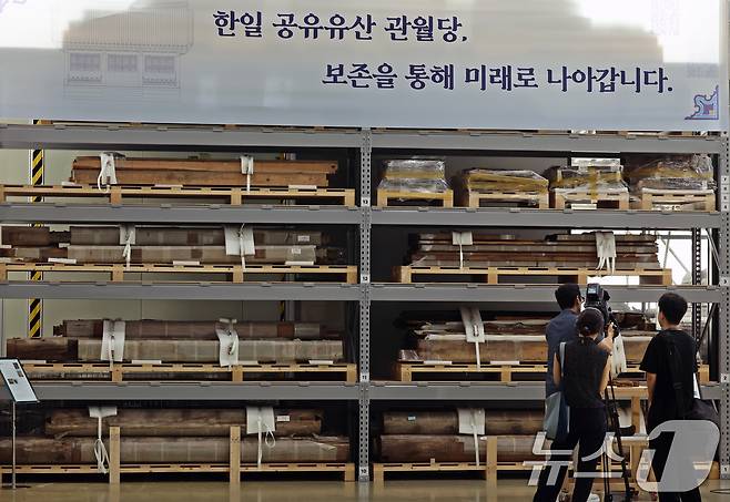 23일 오전 경기 파주시 전통건축수리기술진흥재단 수장고에서 관월당 해체 부재가 공개되고 있다. 2025.7.23/뉴스1 ⓒ News1 황기선 기자