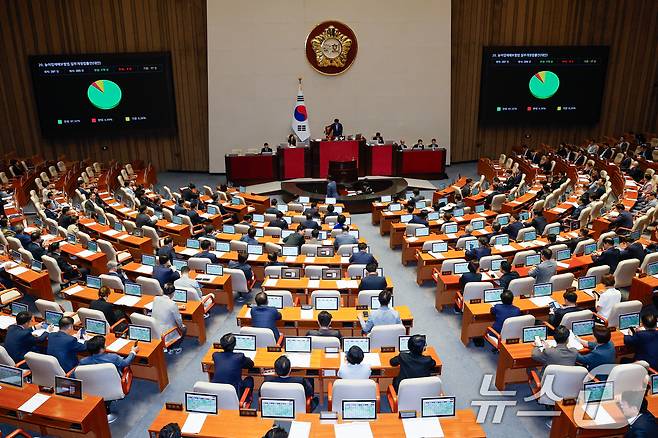 23일 오후 서울 여의도 국회에서 열린 제427회국회(임시회) 제2차 본회의에서 농어업재해보험법 일부개정법률안(대안)이 재적 297인, 재석 205인, 찬성 179인, 반대 9인, 기권 17인으로 통과되고 있다. 2025.7.23/뉴스1 ⓒ News1 안은나 기자