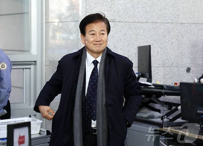 더불어민주당 정동영(전북 전주시병) 의원이 전주지법에서 재판을 받기 위해 법정으로 향하고 있다. (전북사진기자단 공동취재) 2025.1.15/뉴스1 ⓒ News1 유경석 기자