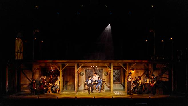 연극 ‘셰익스피어 인 러브’에는 셰익스피어가 전한 사랑의 소네트로 감정선을 끌어올린다. 사진 | ㈜쇼노트