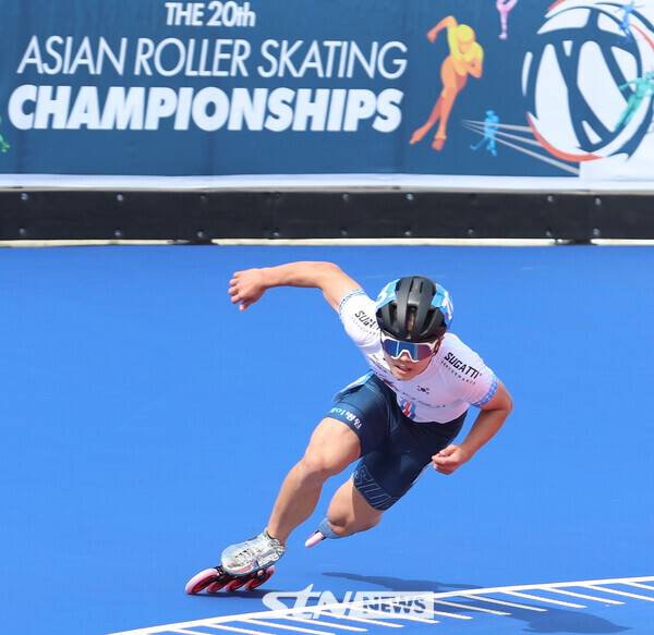 23일 오전 충북 제천시에 위치한 어울림체육관에서 '제20회 아시아 롤러스케이팅 선수권대회' 스피드 트랙 남자 주니어 듀얼 타임 트라이얼(DTT) 200m에 출전한 박성훈이 레이스를 펼치고 있다. /사진(제천)=강명호 기자