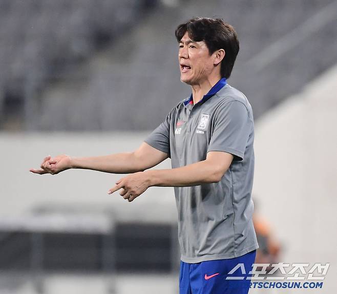 7일 축구대표팀이 용인미르스타디움에서 동아시안컵 중국과 첫 경기를 펼쳤다. 경기 지켜보는 홍명보 감독. 용인=송정헌 기자songs@sportschosun.com/2025.07.07/