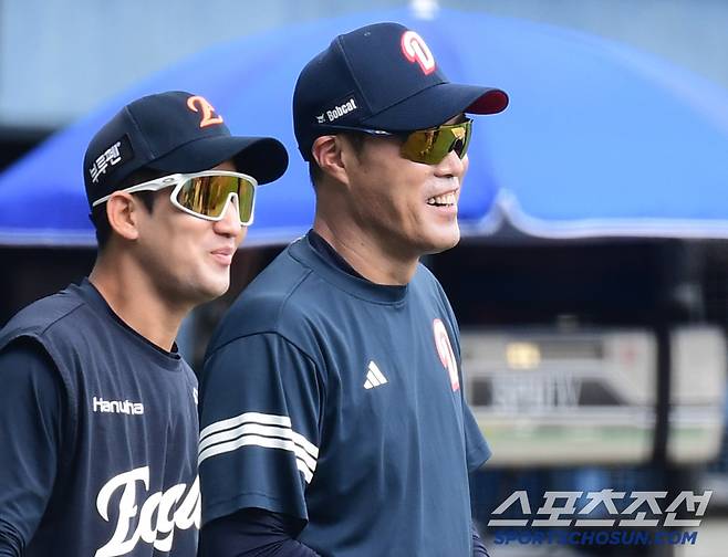 22일 잠실야구장에서 열리는 KBO리그 두산과 한화의 경기. 한화 선수들과 인사를 나누고 있는 두산 조성환 감독대행. 잠실=송정헌 기자songs@sportschosun.com/2025.07.22/
