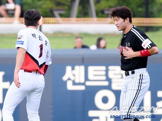 아니었다. '애가 땀이 좀 많네'