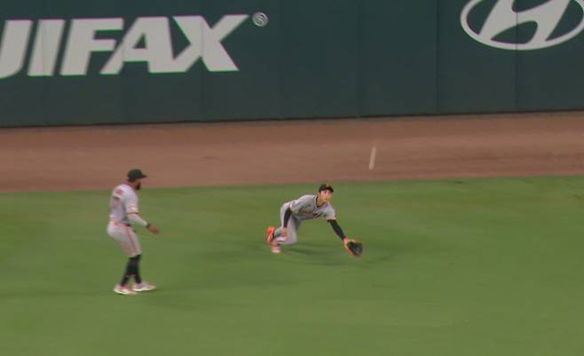 샌프란시스코 중견수 이정후가 6회말 2사 2루서 애틀랜타 드레이크 볼드윈이 친 좌중간 플라이의 낙하 지점을 놓친 뒤 뒤늦게 글러브를 뻗었지만 2루타를 허용하고 있다. 사진=MLB.TV 캡처