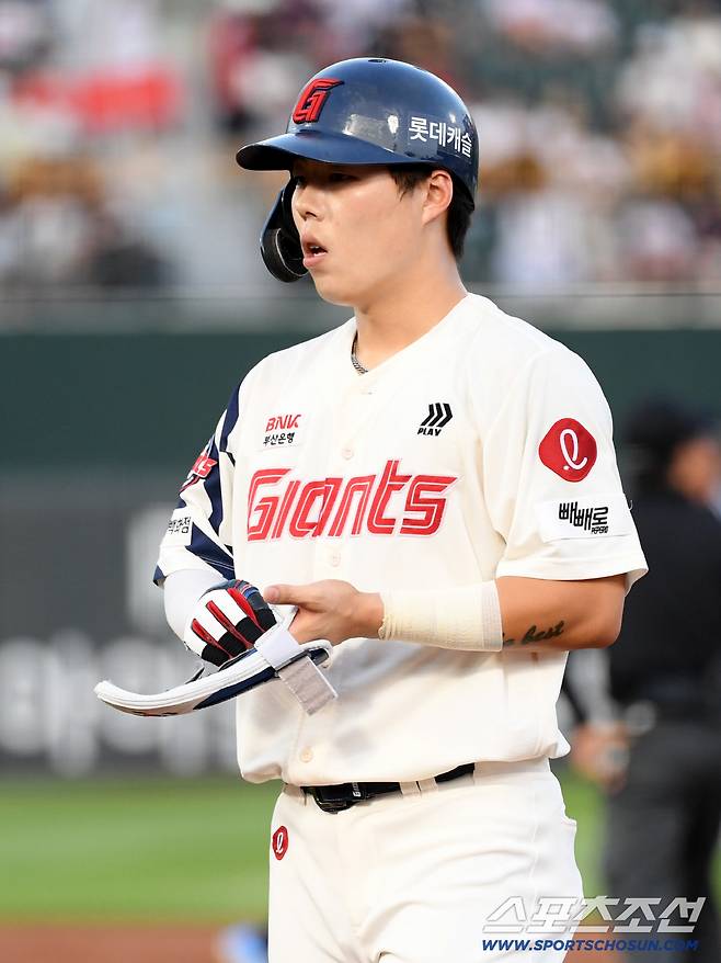 1일 부산 사직구장에서 열린 롯데 자이언츠와 LG 트윈스의 경기. 3회말 2사 1,2루 롯데 고승민이 적시타를 날린 뒤 환호하고 있다. 부산=박재만 기자 pjm@sportschosun.com/2025.07.01/