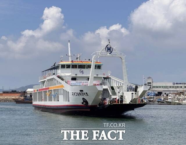 23일 대부고속페리9호가 연안여객터미널로 첫 입항을 하고 있다. /인천항만공사