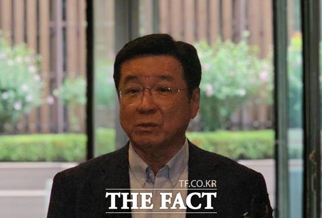 이찬희 삼성준법감시위원회 위원장이 23일 서울 서초구 삼성생명 서초사옥에서 열린 정례회의에 앞서 취재진과 만나 발언하고 있다. /뉴시스