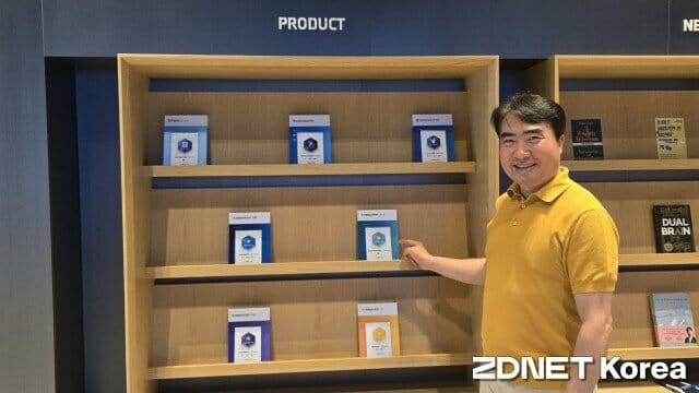 박천오 대표가 마곡 사옥 1층에 전시된 자사 제품을 설명하고 있다.