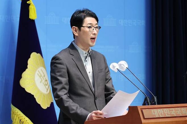 국민의힘 법률자문위원장인 주진우 의원이 지난 1월16일 국회 소통관에서 '더불어민주당 카톡 검열 고발' 관련 기자회견을 하고 있다. 연합뉴스