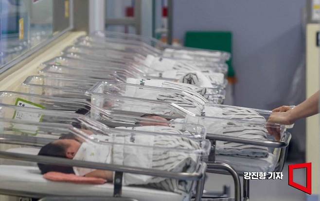 인천 미추홀구 아인병원 신생아실에서 신생아들이 침대에 누워 있다. 2025.2.27. 강진형 기자