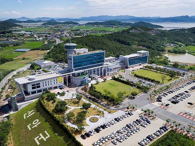 신안군 청사 전경.