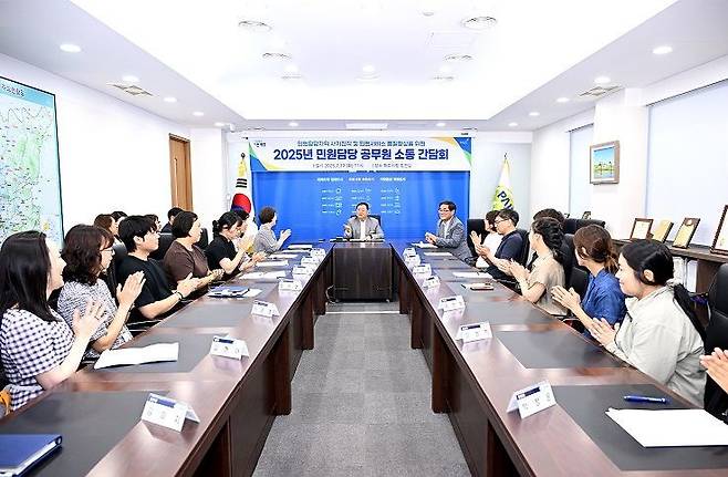 김경일 시장이 지난 21일 파주시는 민원담당 공무원과의 '2025년 민원담당 공무원 소통 간담회'를 개최하고 있다. 파주시 제공