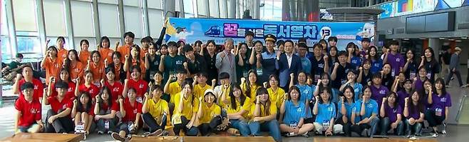 23일 광주송정역에서 열린 ‘꿈을 실은 독서열차’ 출발식에서 참가 학생들과 관계자들이 기념촬영을 하고 있다. 광주시교육청 제공