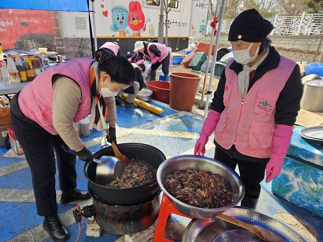23일 원불교 봉공회원들이 경남 산청의 산청중학교에 마련된 대피소에서 음식을 만들고 있다. 원불교