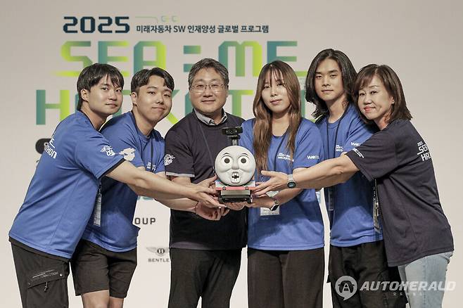 폭스바겐그룹코리아와 폭스바겐그룹 우리재단이 함께 진행한 '2025&nbsp;씨:미 해커톤'의 최종 우승은 한양대 에리카 'Baquy굴러가유'팀이 차지했다. (왼쪽에서 세 번째:&nbsp;신성환 국민대학교 자동차융합대학 단장&nbsp;/&nbsp;맨 오른쪽:&nbsp;이수진 폭스바겐그룹코리아 상무 겸 폭스바겐그룹 우리재단 사무국장) (출처: 폭스바겐그룹코리아)