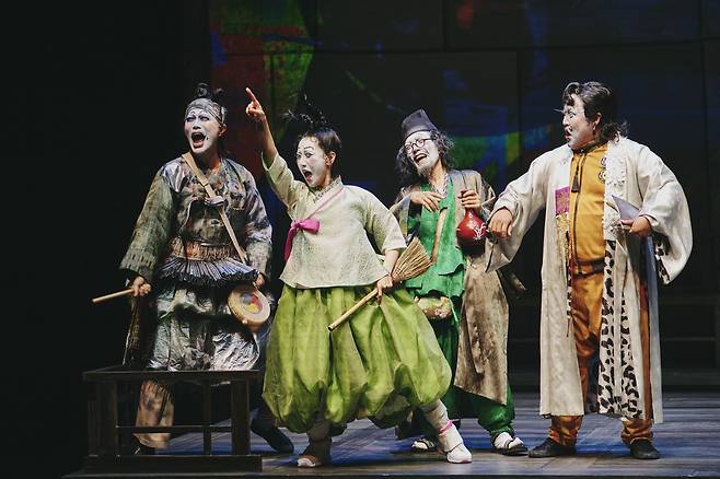 희극 ‘십이야’는 우리 전통 풍자와 해학을 녹인 유럽풍 광대극으로 다시 태어났다. /국립극단