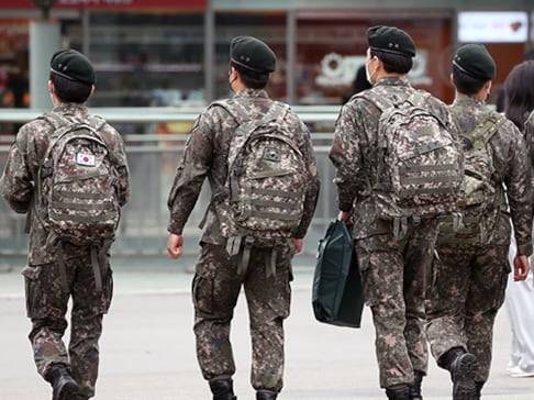 휴가가는 군인들의 뒷모습. /조선일보 DB