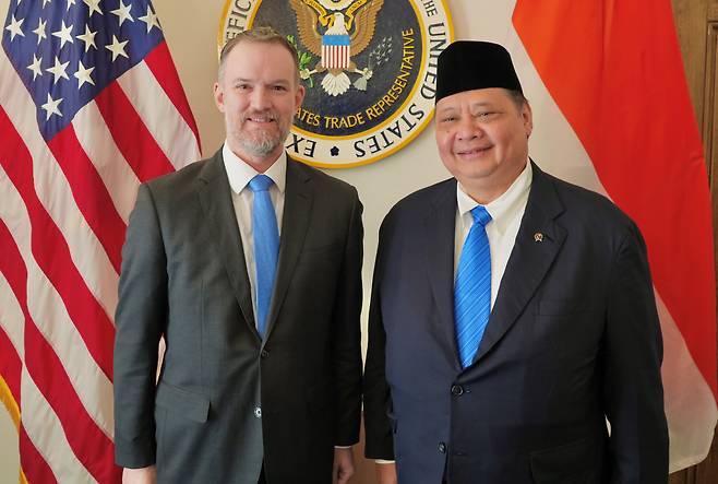 제이미슨 그리어 미국 무역대표부(USTR) 대표(왼쪽)과 에어랑가 하르타르토 인도네시아 경제조정장관. /USTR