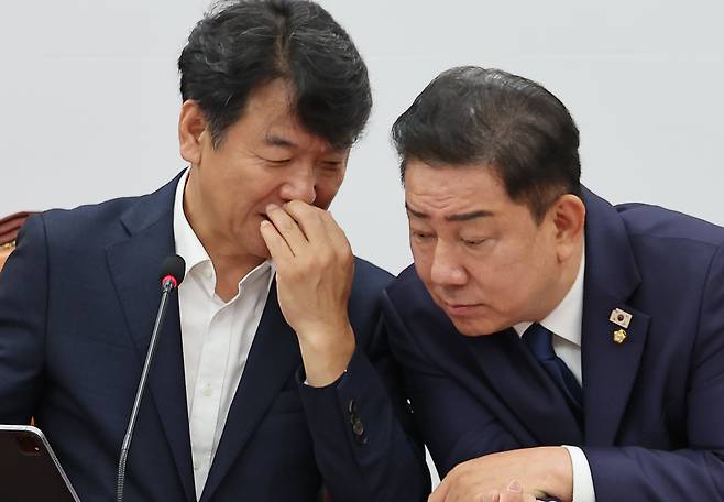 더불어민주당 김병기(오른쪽) 대표 직무대행 겸 원내대표와 문진석 원내운영수석부대표가 22일 오전 서울 여의도 국회에서 열린 원내대책회의에 참석해 귀엣말을 나누고 있다. /남강호 기자