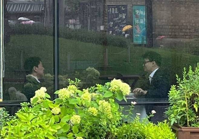 안철수 국민의힘 의원과 한동훈 국민의힘 전 대표가 지난 19일 서울 경복궁 인근에 위치한 한 식당에서 오찬 회동을 하고 있다./온라인 커뮤니티
