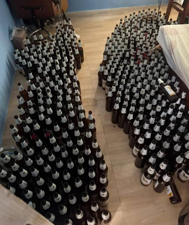 남성의 집에서 발견된 술병. /페이스북