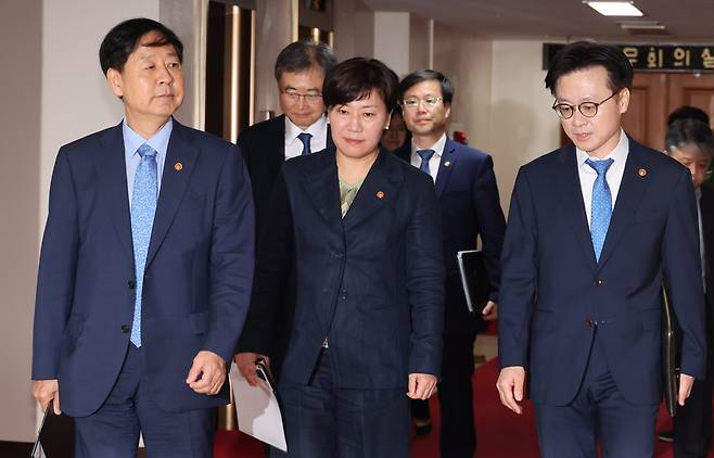 구윤철(왼쪽부터) 기획재정부 장관과 조현 외교부 장관, 송미령 농림축산식품부 장관, 김정관 산업통상자원부 장관이 22일 오전 서울 종로구 정부서울청사에서 대외경제장관회의를 위해 회의실로 이동하고 있다. 구윤철·조현·김정관 장관과 여한구 통상교섭본부장은 미국 정부의 상호 관세 적용 유예 시한(8월 1일)을 앞두고 미국을 찾을 예정이다./뉴시스