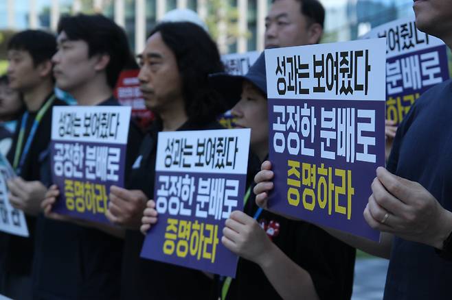 전국화학섬유식품산업노동조합 넥슨지회 네오플분회가 지난 11일 넥슨코리아 판교사옥 앞에서 기자회견을 열고 사측에 교섭을 촉구했다./뉴스1