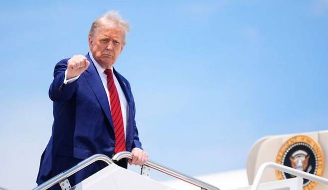 도널드 트럼프 미국 대통령이 지난달 20일 미 메릴랜드주 앤드루스합동기지에서 대통령 전용기인 애어포스원에 탑승하며 주먹을 쥐어보이고 있다. ⓒ AP/뉴시스